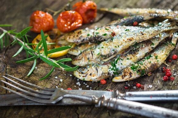 El pescado en la dieta de un hombre es un producto importante para una potencia duradera