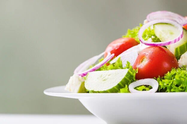 Las ensaladas de verduras o frutas tienen un efecto positivo en la potencia de los hombres. 