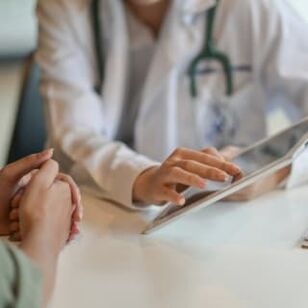 La secreción patológica de la uretra en los hombres es un motivo para consultar a un médico. 